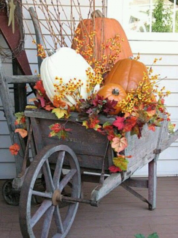 Wheelbarrow Display, Decorating with Pumpkins 