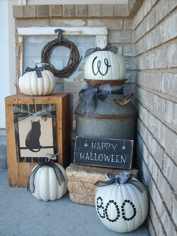 Craft Critters, Halloween Front Porch Ideas via House of Hargrove