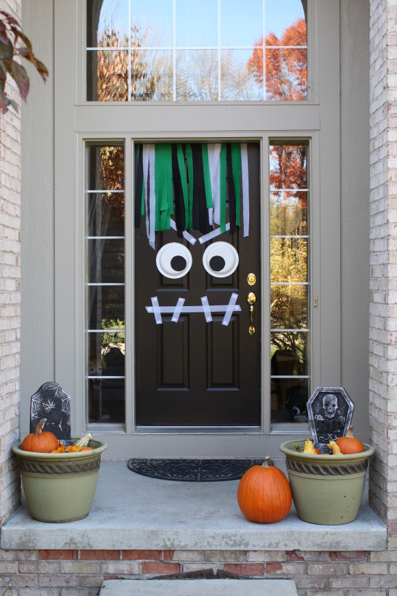 Modern Day Moms, Halloween Front Porch Ideas via House of Hargrove