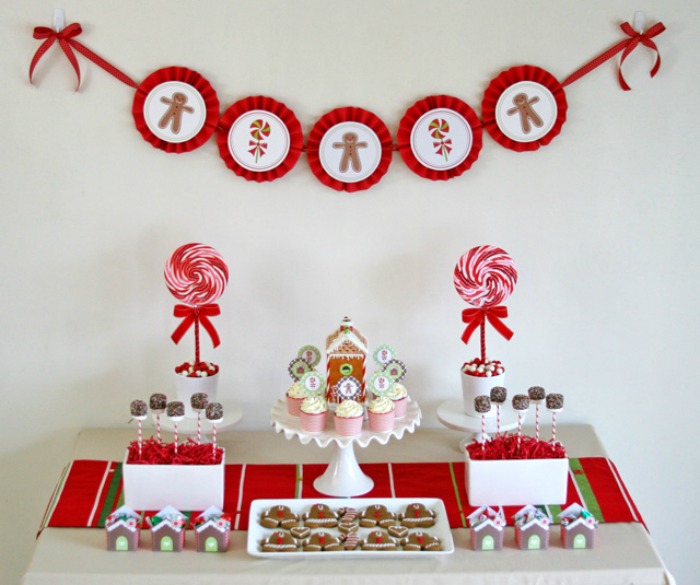 Gingerbread House Decorating Party, Christmas Tablescapes / Party Ideas