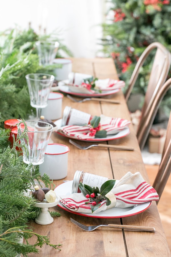 Sugar and Charm, Christmas Tablescapes / Party Ideas via House of Hargrove