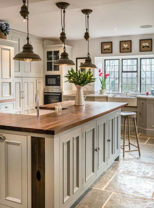 https://houseofhargrove.com/wp-content/uploads/2017/01/Farmhouse-Kitchens-1.jpg