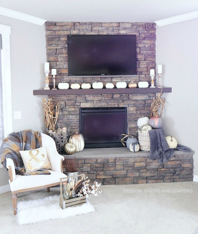 All of these Farmhouse Fall Mantels are beautiful!