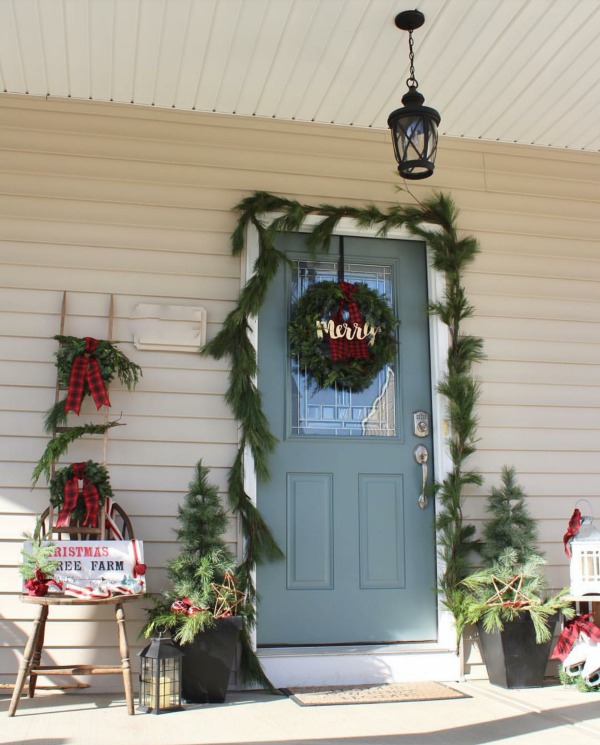 There is no shortage of major inspiration right here for those amazing Christmas Front Porches!