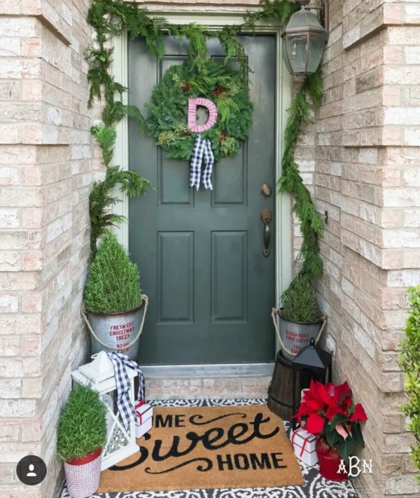 Lots of major inspiration to see here for those Christmas Front Porches!