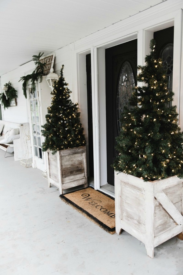 Check out these ideas for fabulous Farmhouse Christmas Decor!