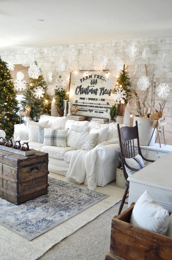 Check out all the ideas for fabulous Farmhouse Christmas Decor!