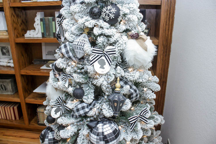 https://houseofhargrove.com/wp-content/uploads/2021/10/Black-White-Christmas-Tree-10.jpg